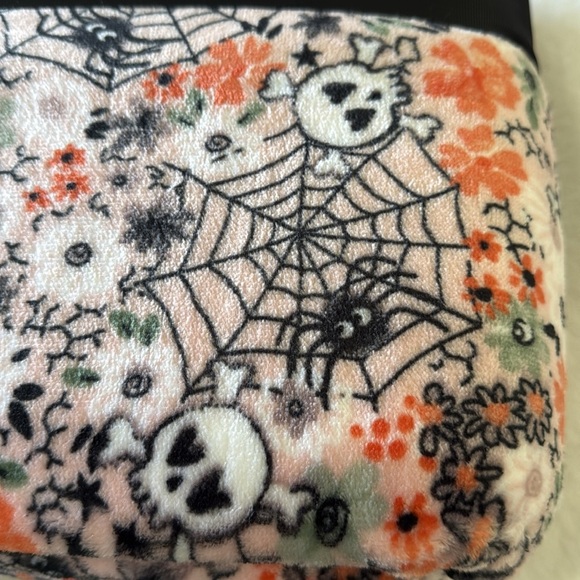 CYNTHIA ROWLEY Halloween floral skull spiderweb full/queen blanket ☠️🕸️🕸️🕷️🌹🥀 - Picture 3 of 6